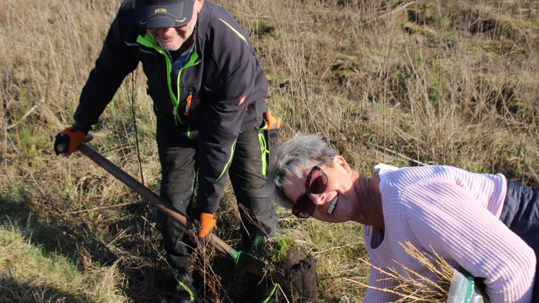 Margret und Reinhard Lueßen pflanzen einen Baum